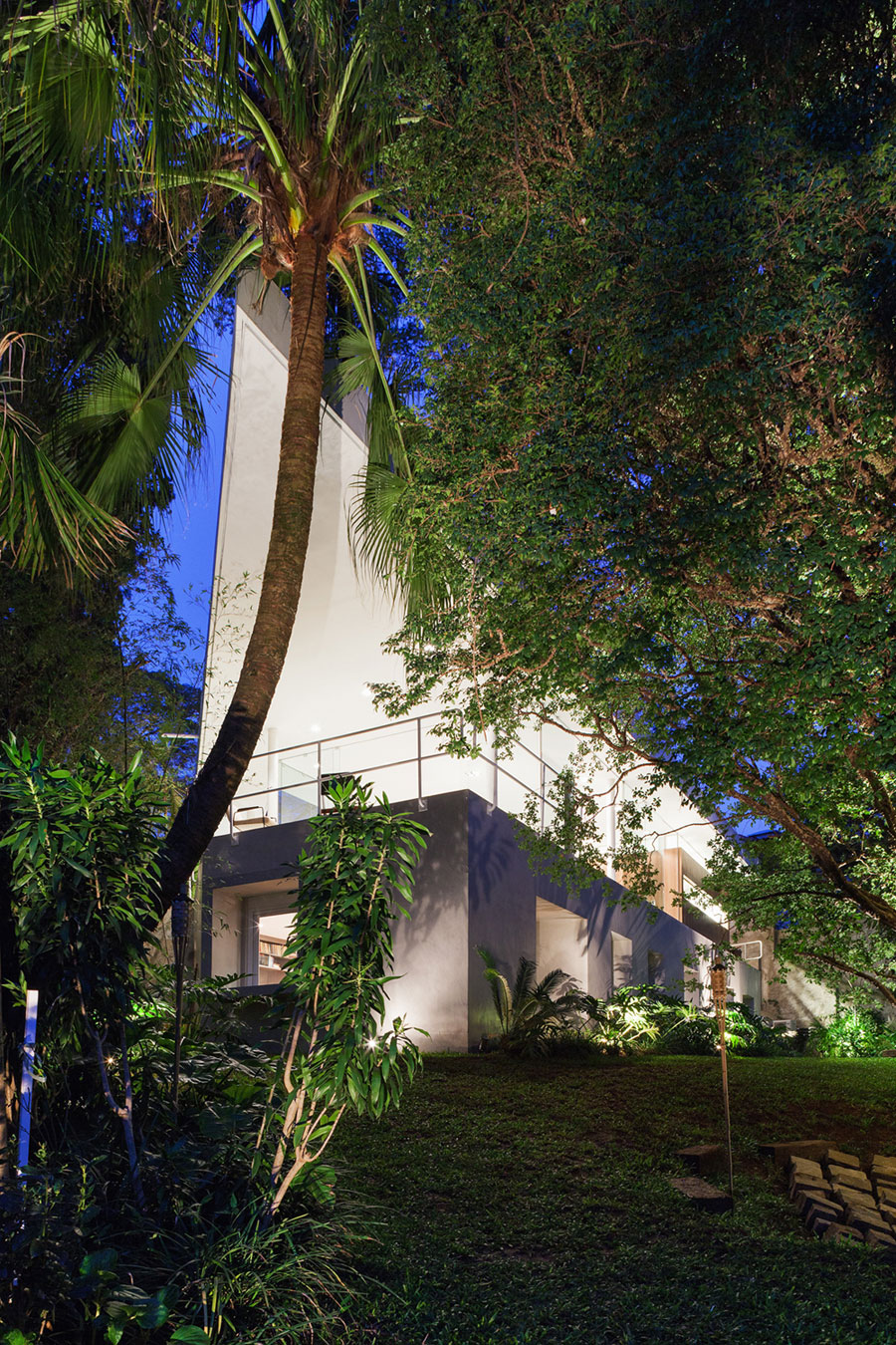 A Stylish Modern Home with Glass Walls and a Central Courtyard in São Paulo by FGMF (24)