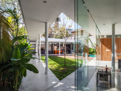 A Stylish Modern Home with Glass Walls and a Central Courtyard in São Paulo by FGMF (3)