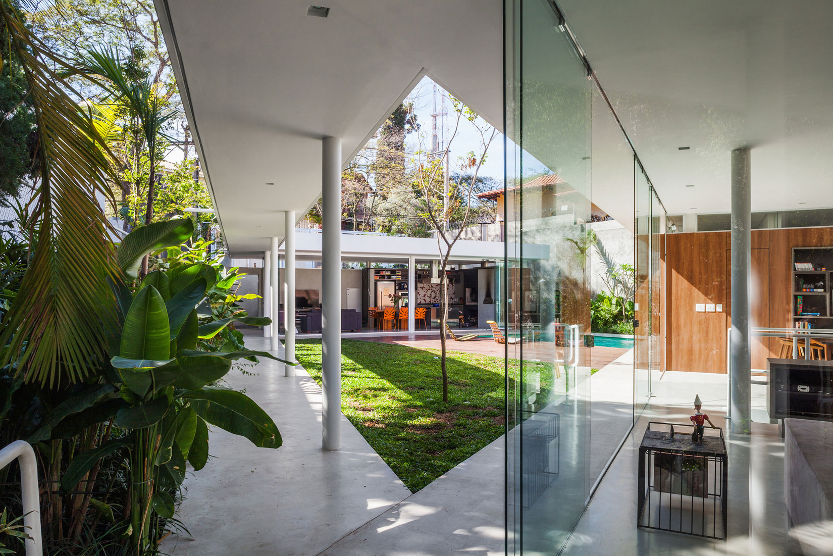 A Stylish Modern Home with Glass Walls and a Central Courtyard in São Paulo by FGMF (3)