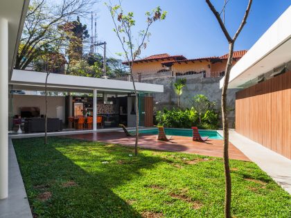 A Stylish Modern Home with Glass Walls and a Central Courtyard in São Paulo by FGMF (4)