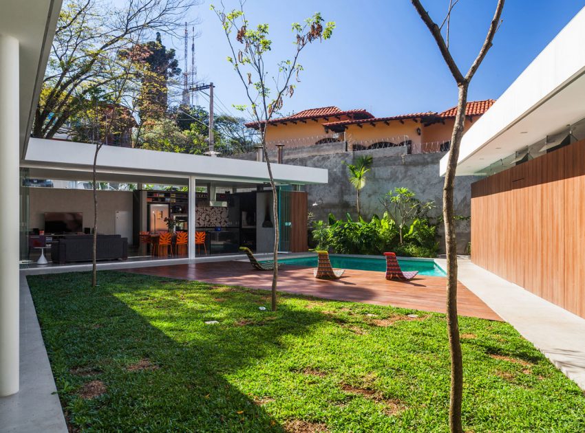 A Stylish Modern Home with Glass Walls and a Central Courtyard in São Paulo by FGMF (4)