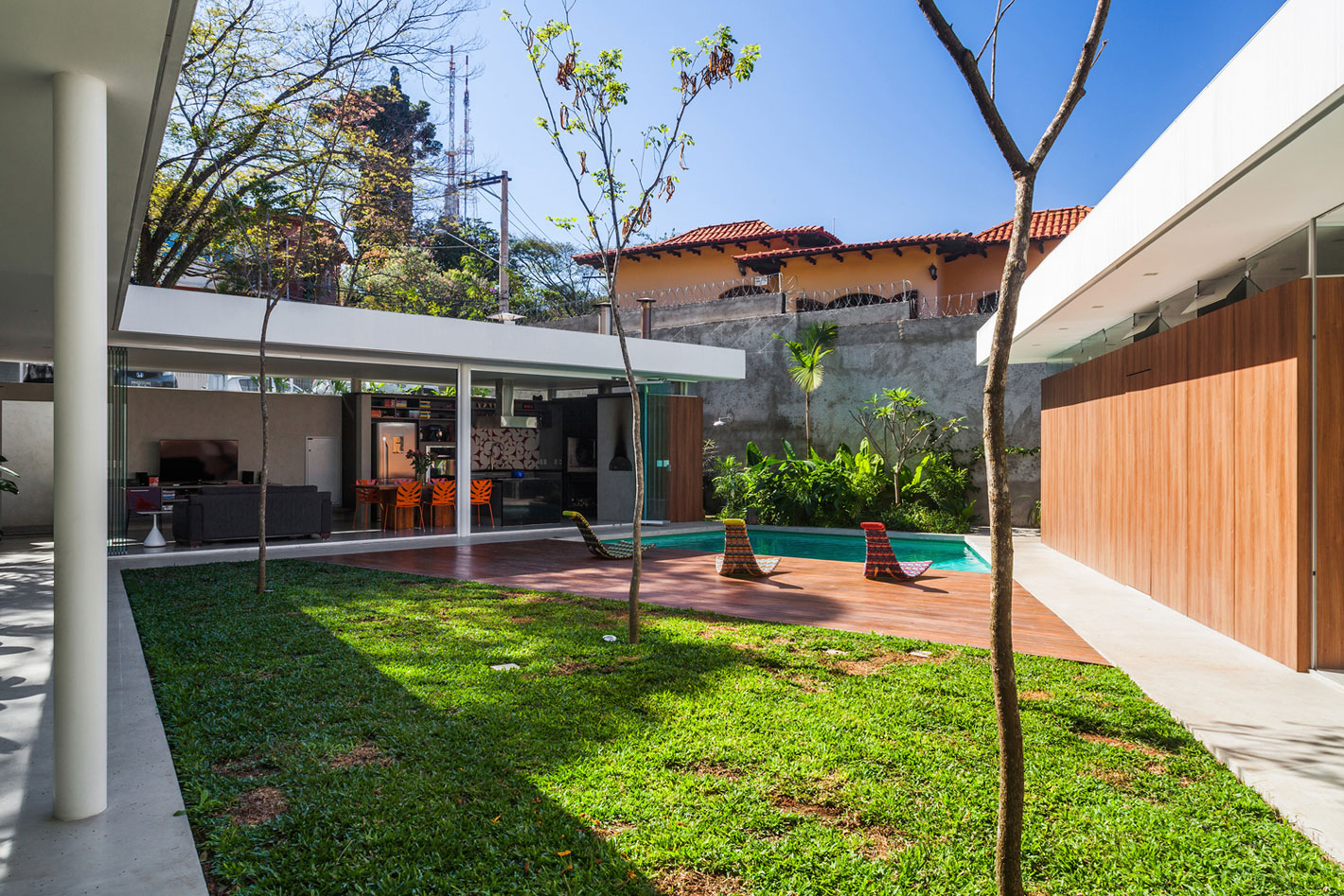 A Stylish Modern Home with Glass Walls and a Central Courtyard in São Paulo by FGMF (4)