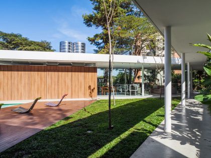 A Stylish Modern Home with Glass Walls and a Central Courtyard in São Paulo by FGMF (5)