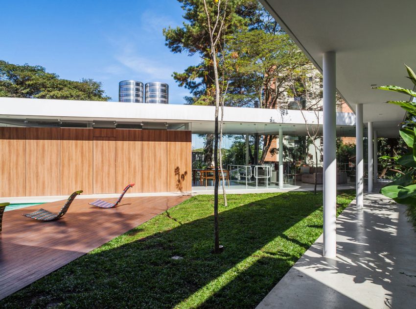 A Stylish Modern Home with Glass Walls and a Central Courtyard in São Paulo by FGMF (5)