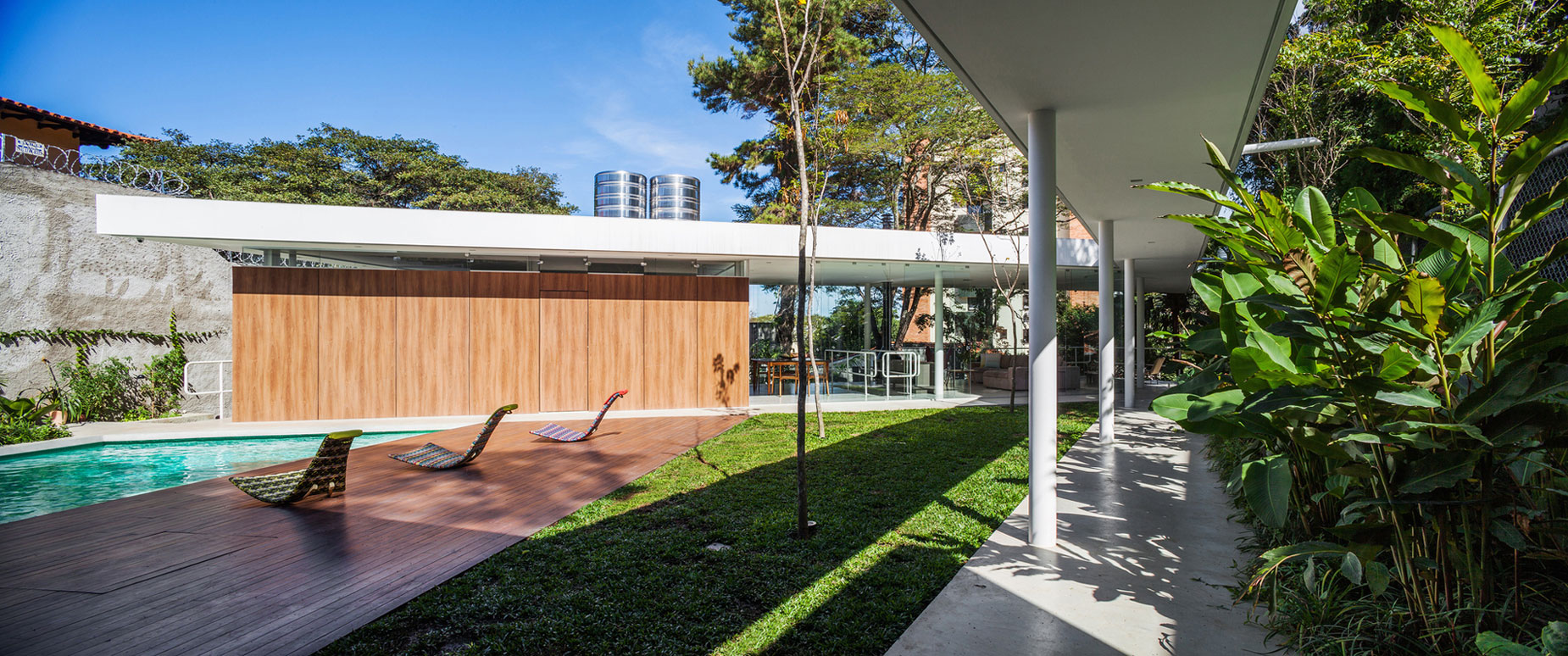 A Stylish Modern Home with Glass Walls and a Central Courtyard in São Paulo by FGMF (5)