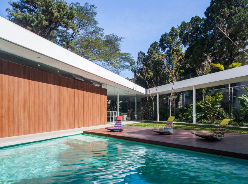 A Stylish Modern Home with Glass Walls and a Central Courtyard in São Paulo by FGMF (6)