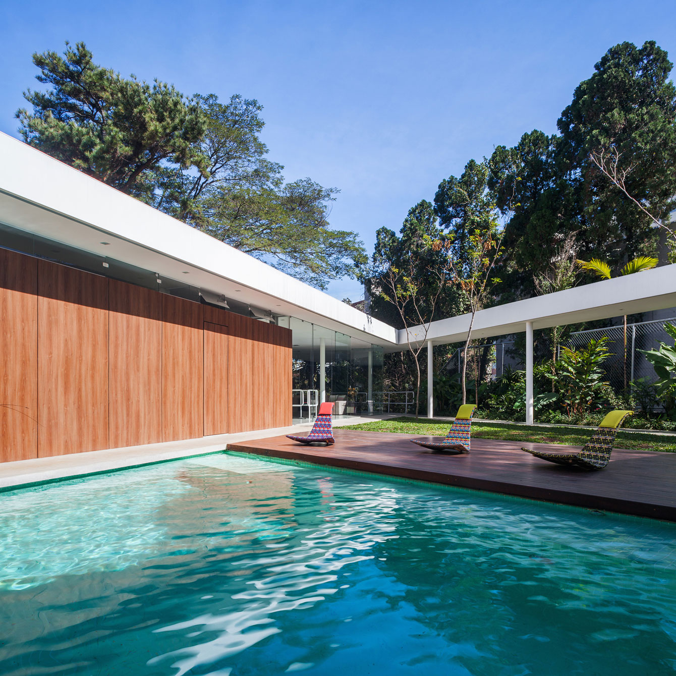 A Stylish Modern Home with Glass Walls and a Central Courtyard in São Paulo by FGMF (6)
