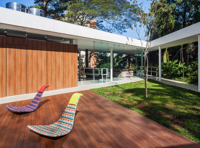 A Stylish Modern Home with Glass Walls and a Central Courtyard in São Paulo by FGMF (7)