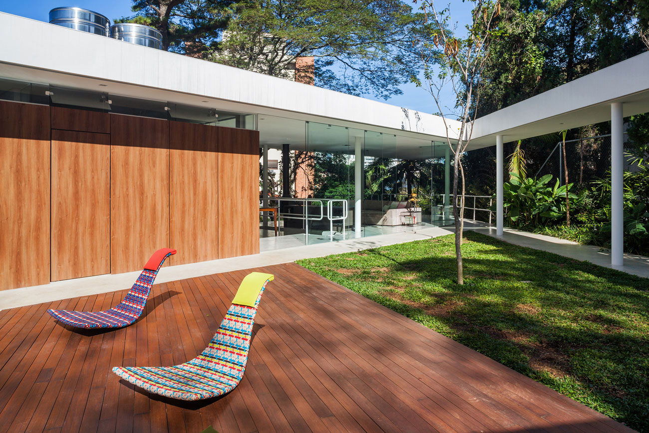 A Stylish Modern Home with Glass Walls and a Central Courtyard in São Paulo by FGMF (7)