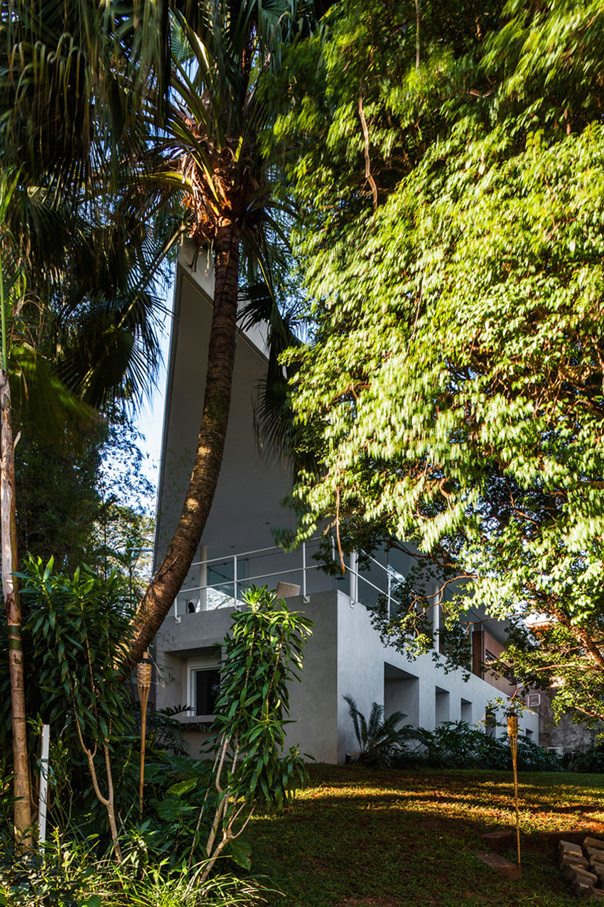 A Stylish Modern Home with Glass Walls and a Central Courtyard in São Paulo by FGMF (8)