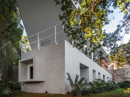 A Stylish Modern Home with Glass Walls and a Central Courtyard in São Paulo by FGMF (9)