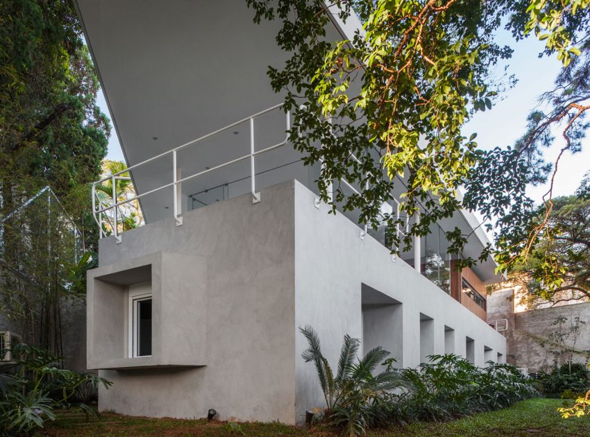 A Stylish Modern Home with Glass Walls and a Central Courtyard in São Paulo by FGMF (9)