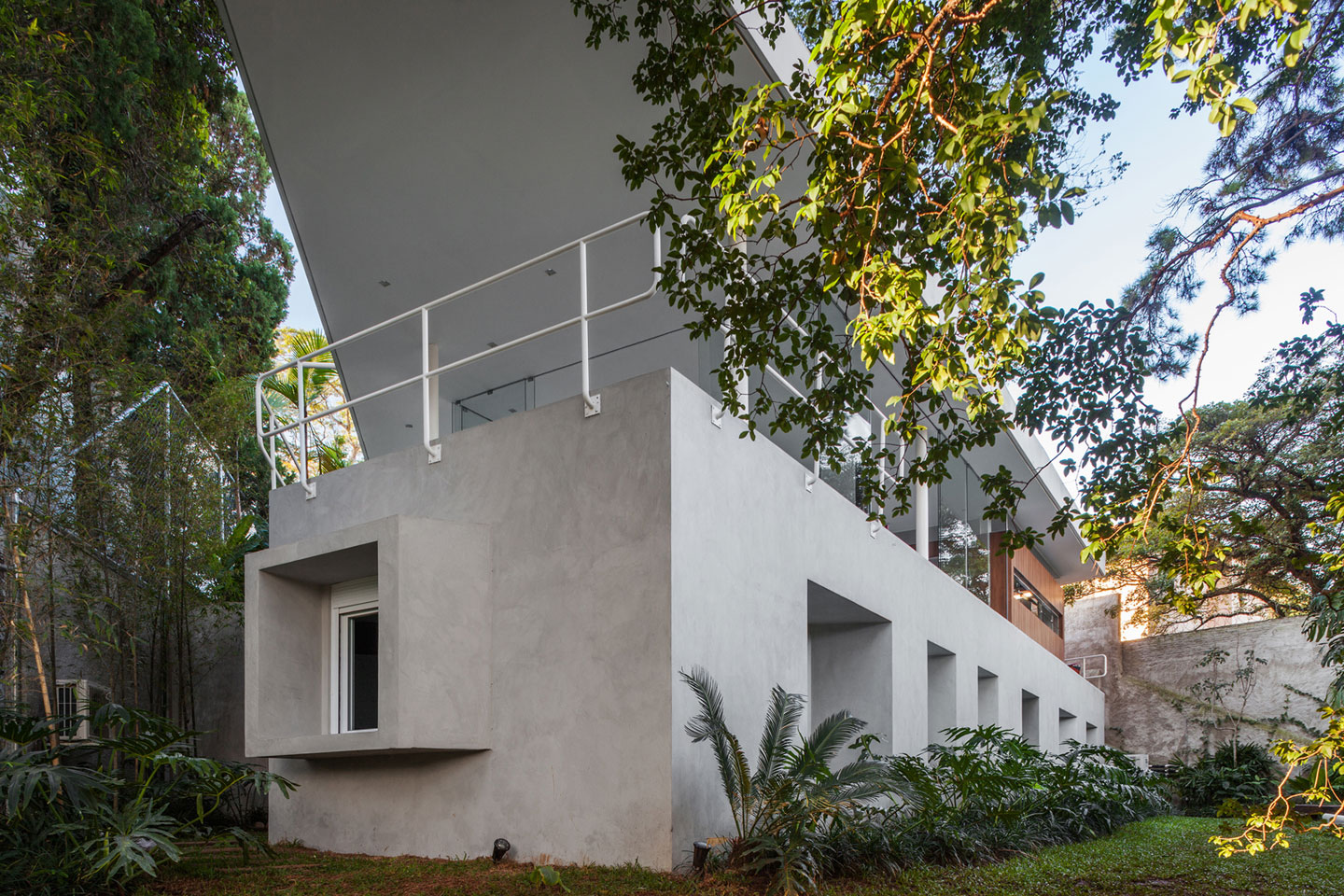 A Stylish Modern Home with Glass Walls and a Central Courtyard in São Paulo by FGMF (9)