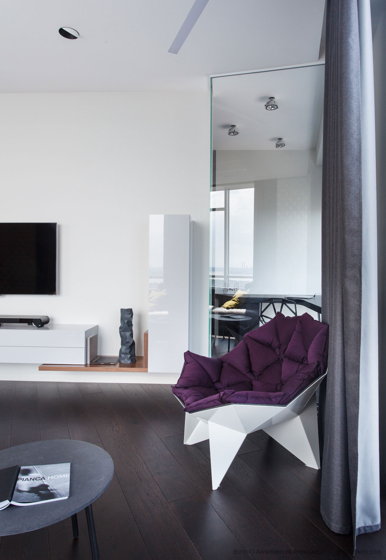 A Stylish Modern Apartment Full of Color and Comfortable Interior in Dnipropetrovsk Oblast by Azovskiy & Pahomova Architects (4)