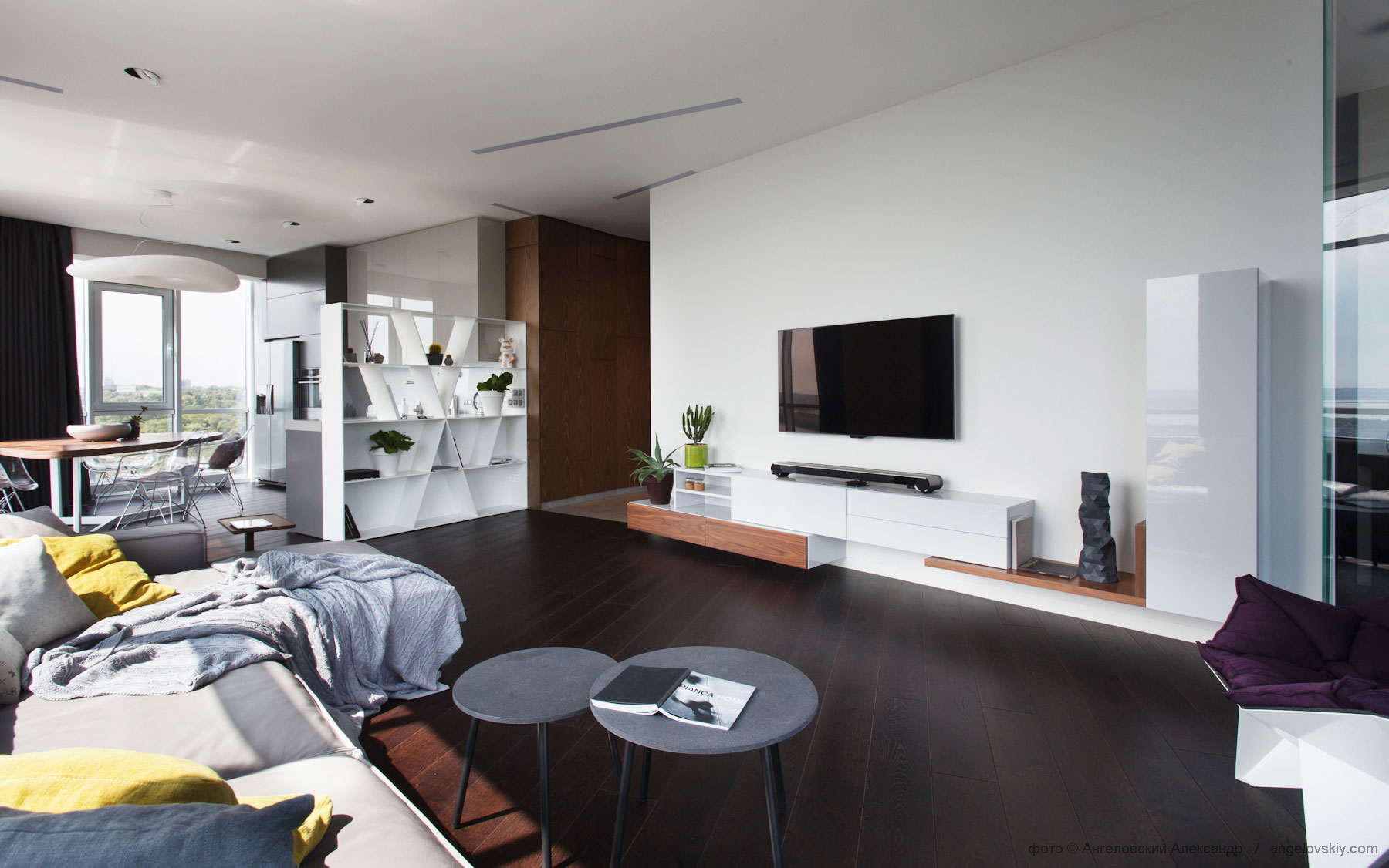 A Stylish Modern Apartment Full of Color and Comfortable Interior in Dnipropetrovsk Oblast by Azovskiy & Pahomova Architects (5)