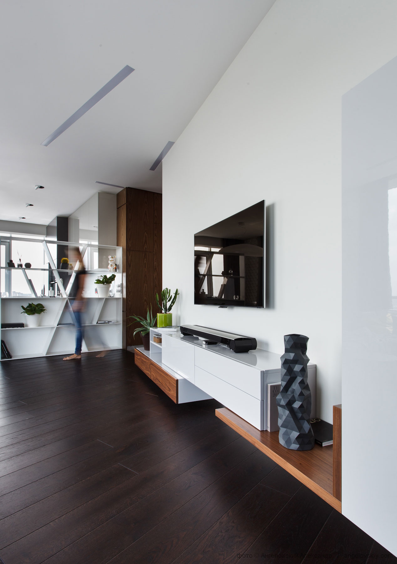 A Stylish Modern Apartment Full of Color and Comfortable Interior in Dnipropetrovsk Oblast by Azovskiy & Pahomova Architects (8)