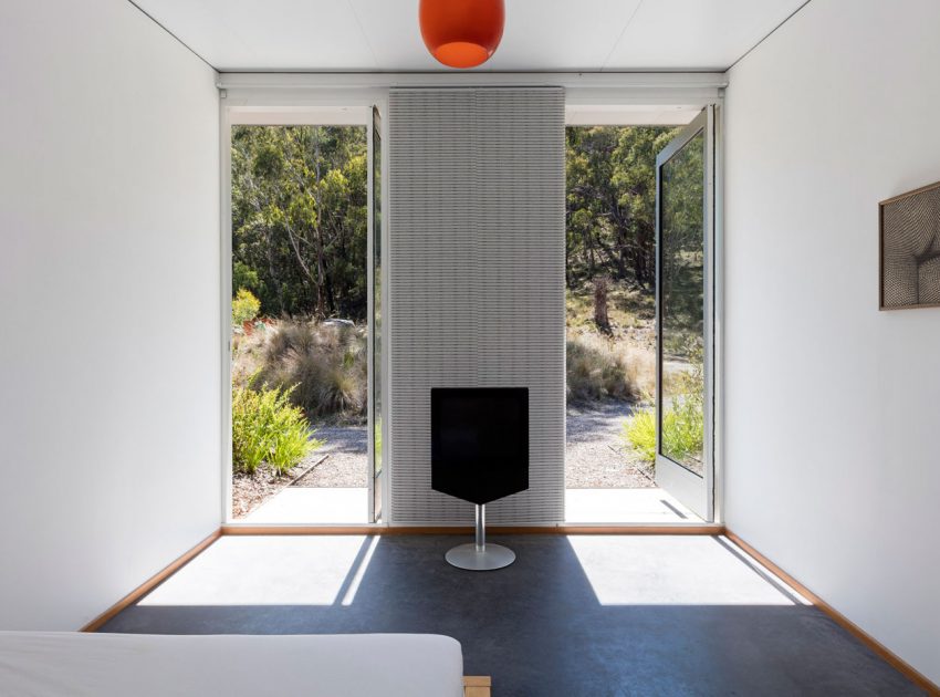 An Elegant Contemporary Mountain Home for Two Avid Climbers in New South Wales by Urban Possible (14)