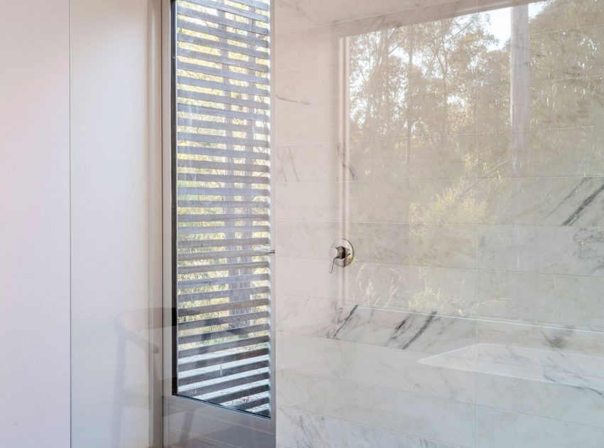 An Elegant Contemporary Mountain Home for Two Avid Climbers in New South Wales by Urban Possible (16)