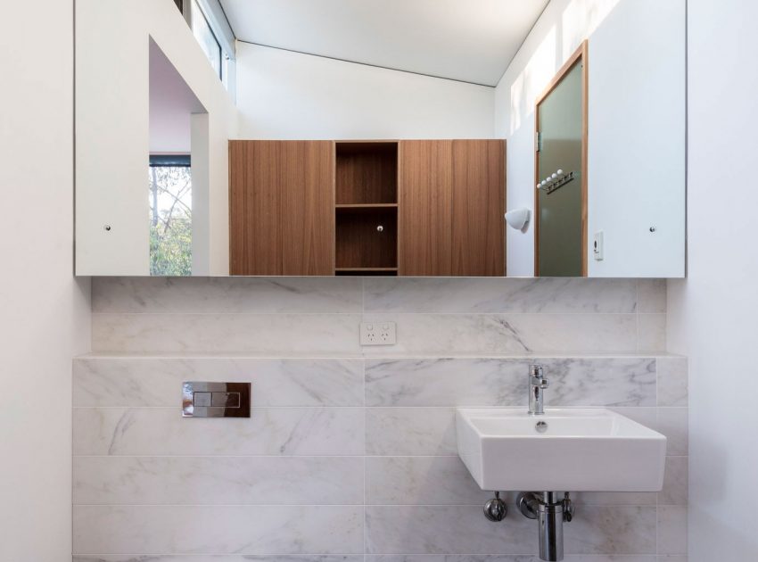 An Elegant Contemporary Mountain Home for Two Avid Climbers in New South Wales by Urban Possible (18)