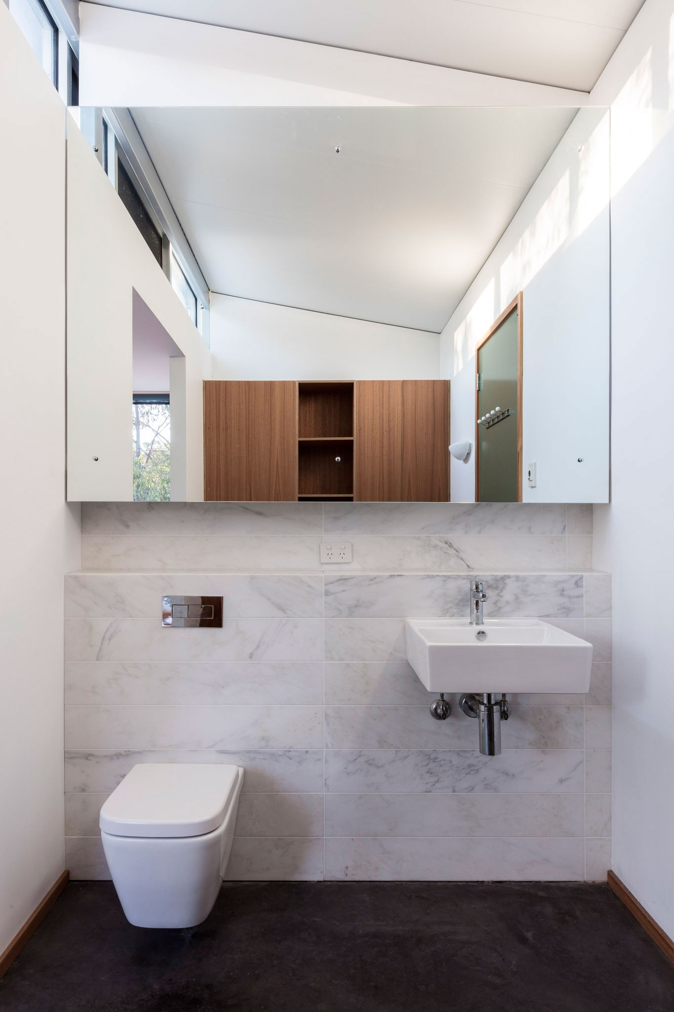 An Elegant Contemporary Mountain Home for Two Avid Climbers in New South Wales by Urban Possible (18)