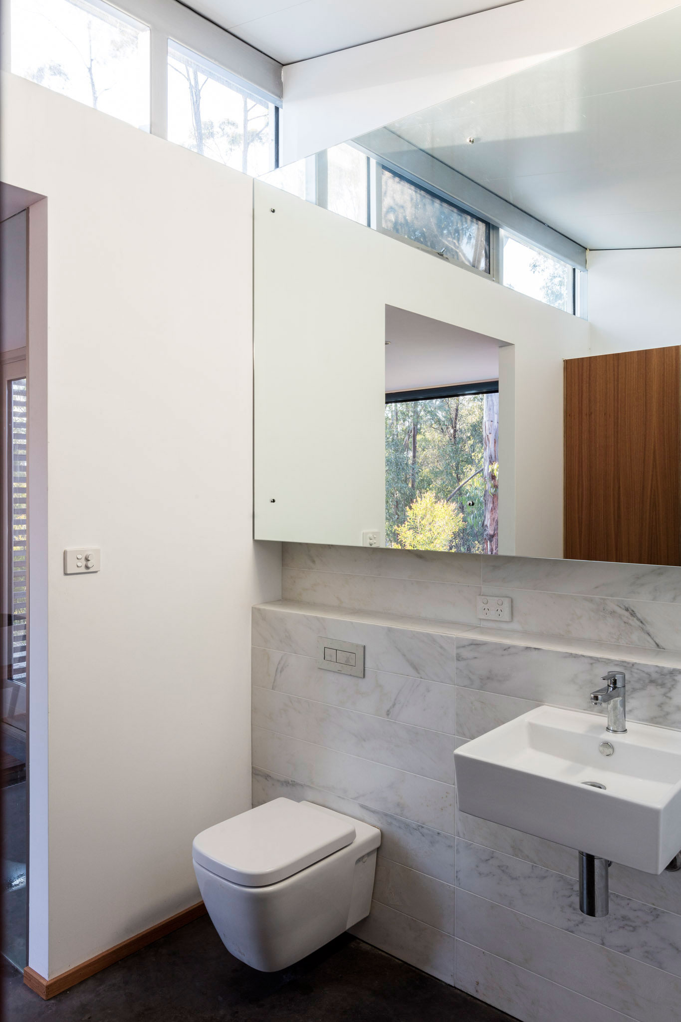 An Elegant Contemporary Mountain Home for Two Avid Climbers in New South Wales by Urban Possible (19)