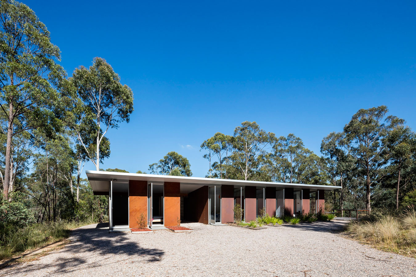 An Elegant Contemporary Mountain Home for Two Avid Climbers in New South Wales by Urban Possible (4)
