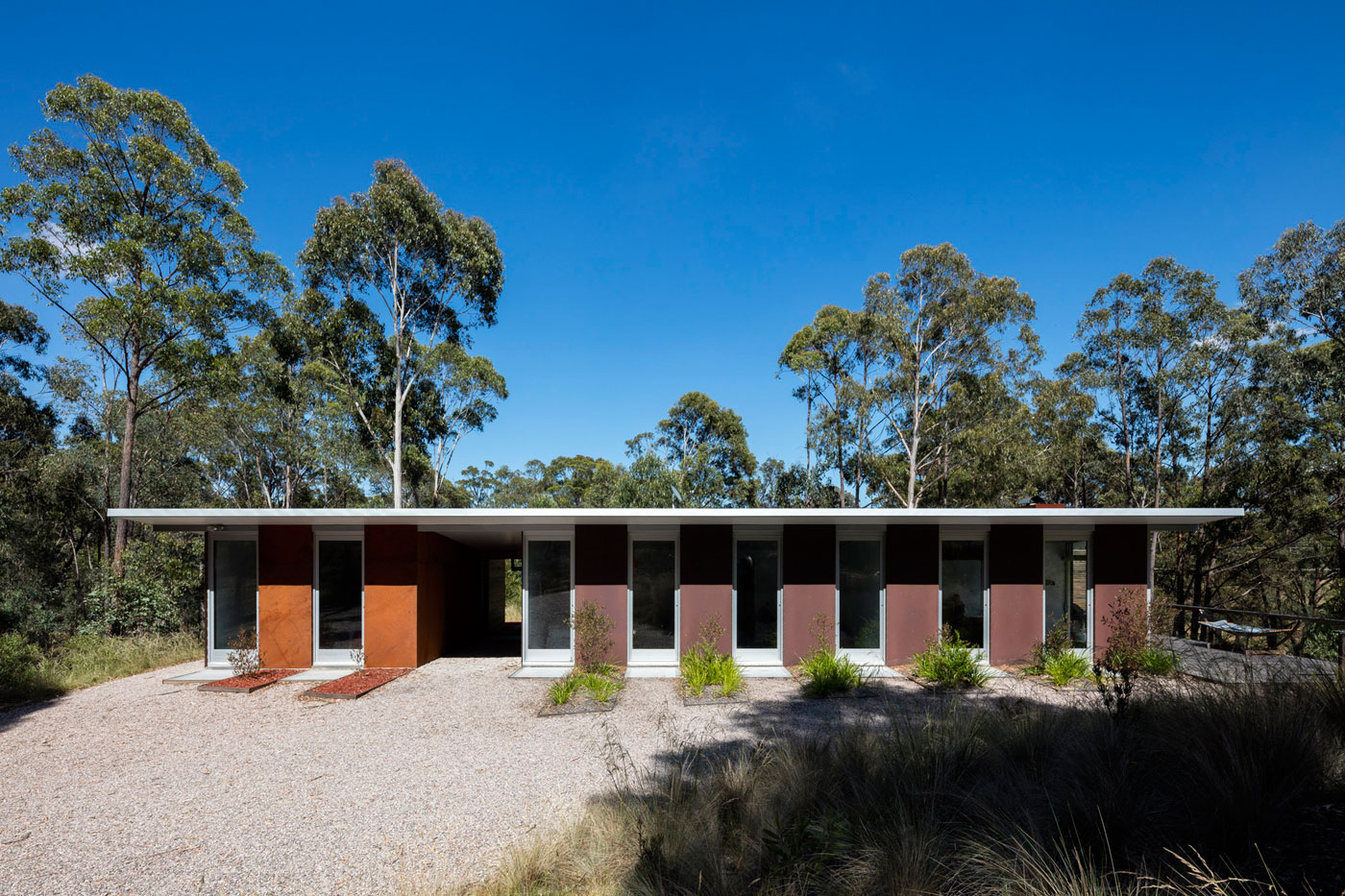 An Elegant Contemporary Mountain Home for Two Avid Climbers in New South Wales by Urban Possible (6)