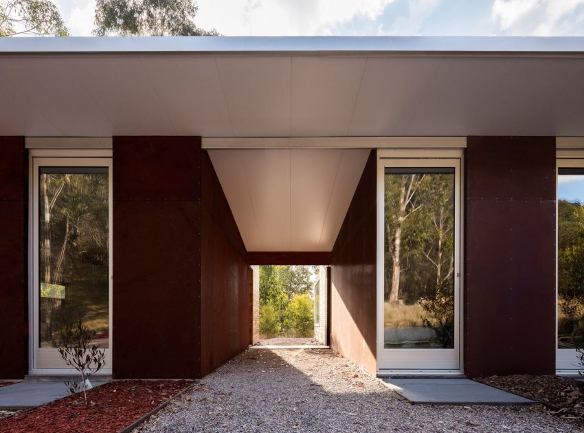 An Elegant Contemporary Mountain Home for Two Avid Climbers in New South Wales by Urban Possible (8)