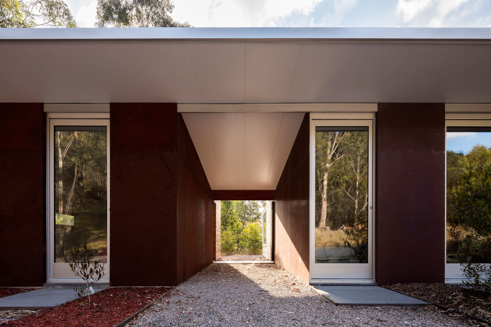 An Elegant Contemporary Mountain Home for Two Avid Climbers in New South Wales by Urban Possible (8)
