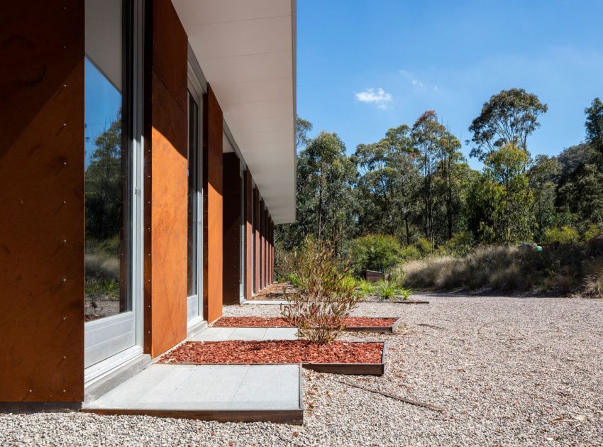 An Elegant Contemporary Mountain Home for Two Avid Climbers in New South Wales by Urban Possible (9)