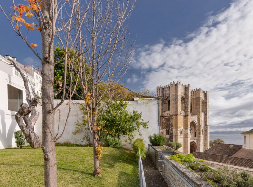 An 18th-Century Townhouse Transformed into a Charming Home in Lisbon, Portugal by Aires Mateus (1)