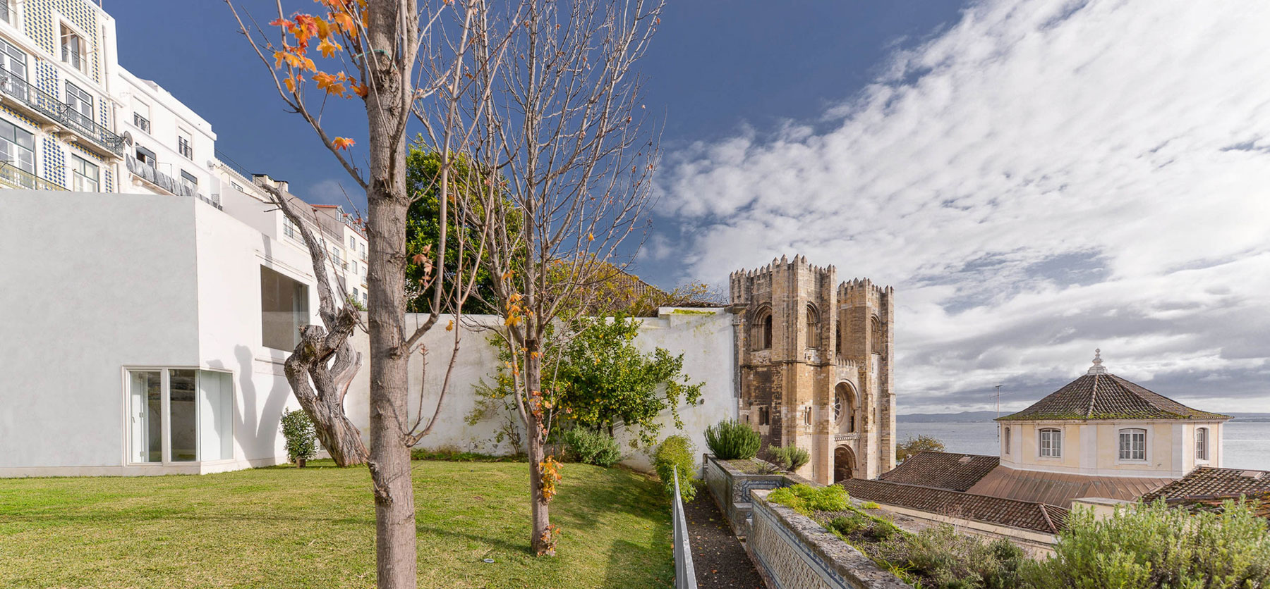 An 18th-Century Townhouse Transformed into a Charming Home in Lisbon, Portugal by Aires Mateus (1)