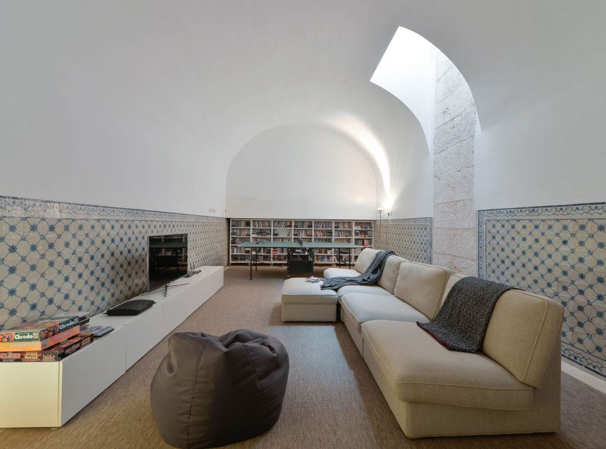 An 18th-Century Townhouse Transformed into a Charming Home in Lisbon, Portugal by Aires Mateus (19)