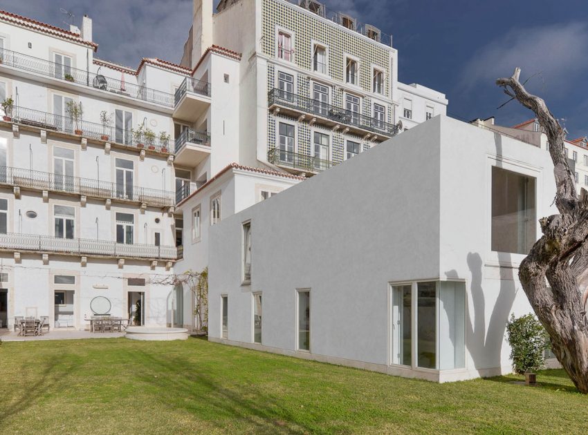 An 18th-Century Townhouse Transformed into a Charming Home in Lisbon, Portugal by Aires Mateus (2)