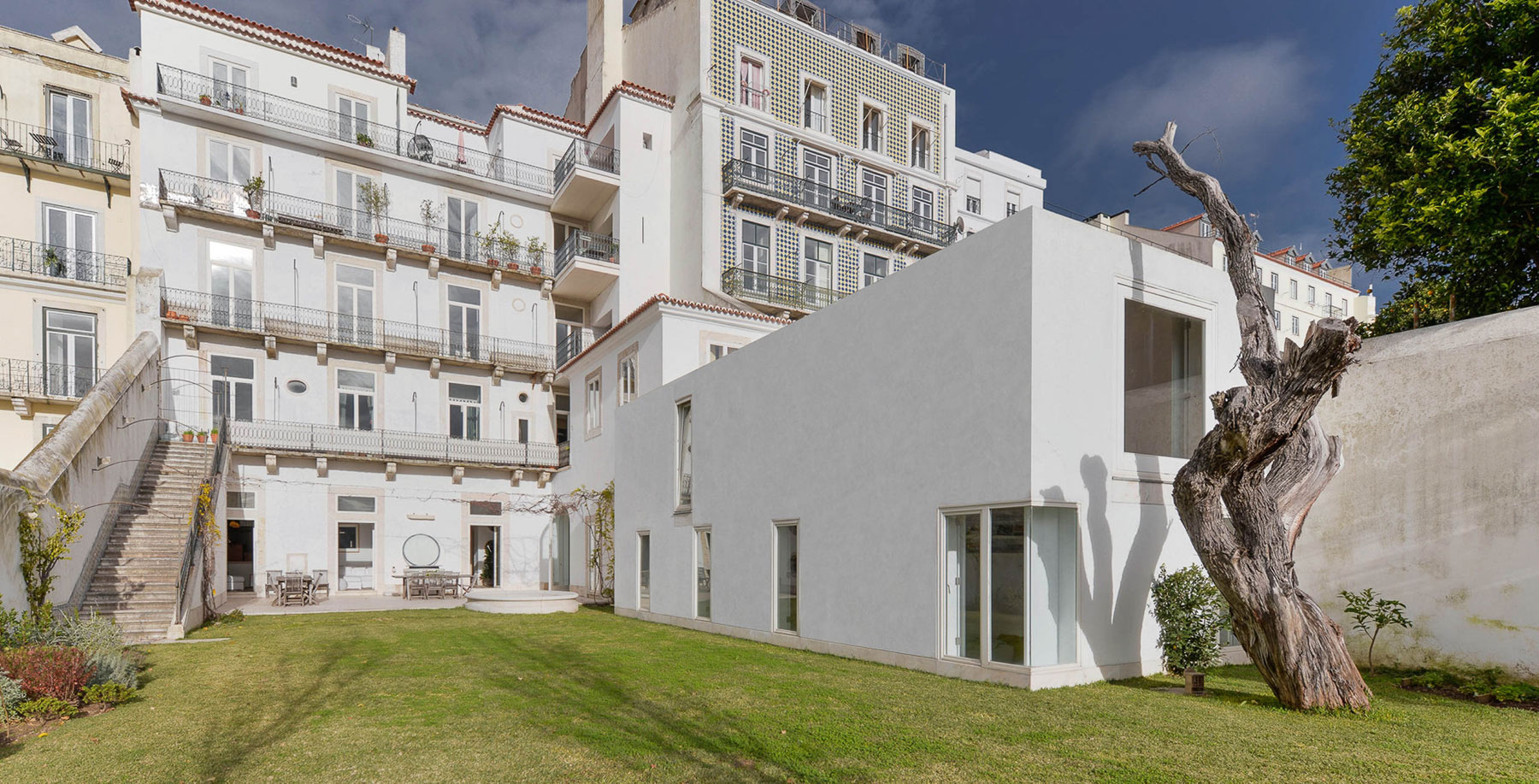 An 18th-Century Townhouse Transformed into a Charming Home in Lisbon, Portugal by Aires Mateus (2)