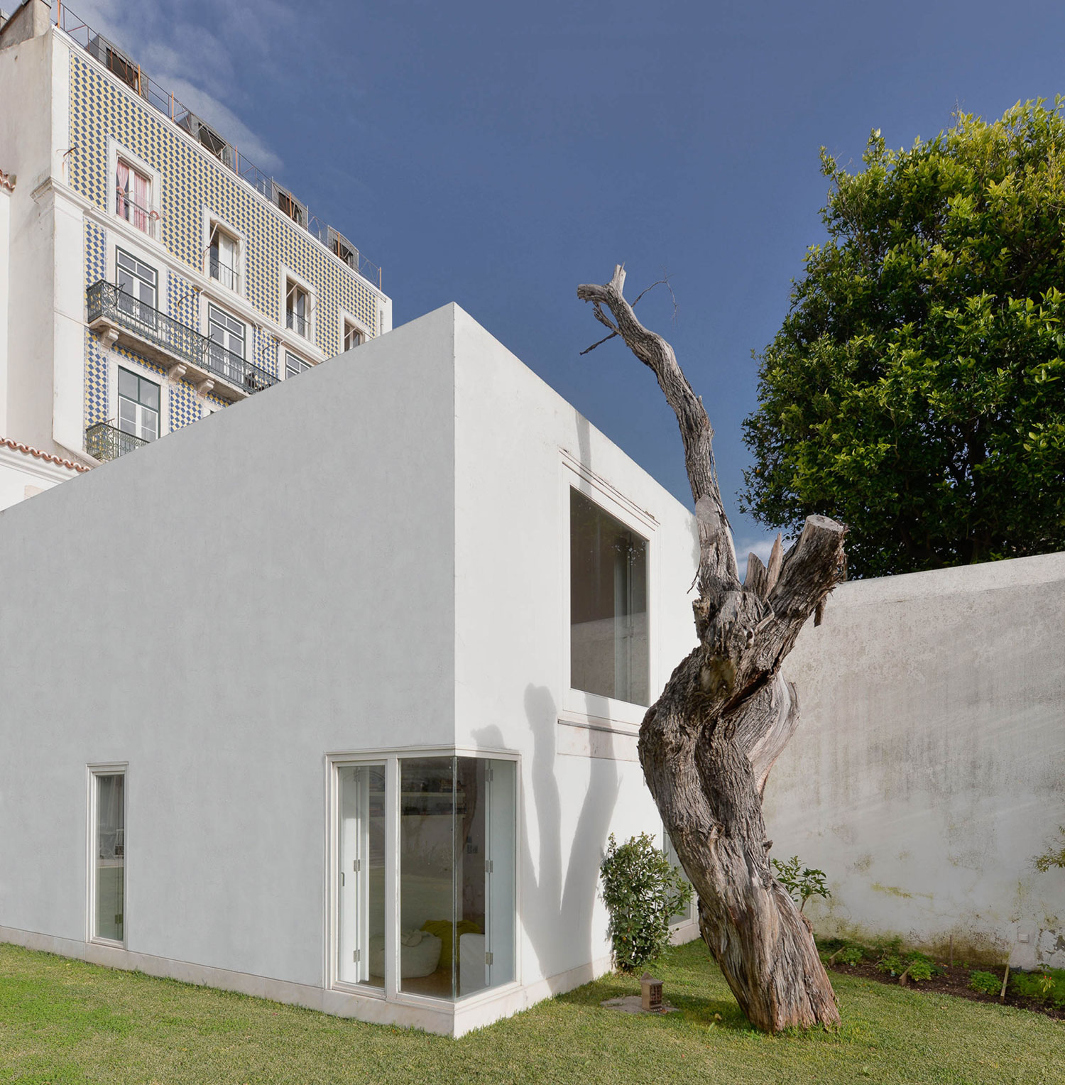 An 18th-Century Townhouse Transformed into a Charming Home in Lisbon, Portugal by Aires Mateus (3)