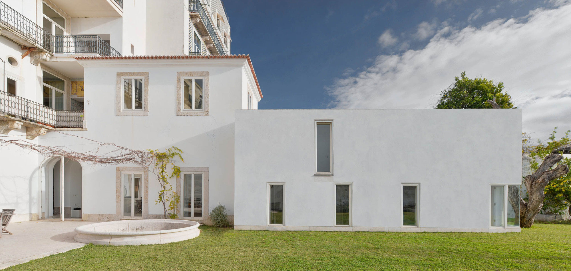An 18th-Century Townhouse Transformed into a Charming Home in Lisbon, Portugal by Aires Mateus (4)