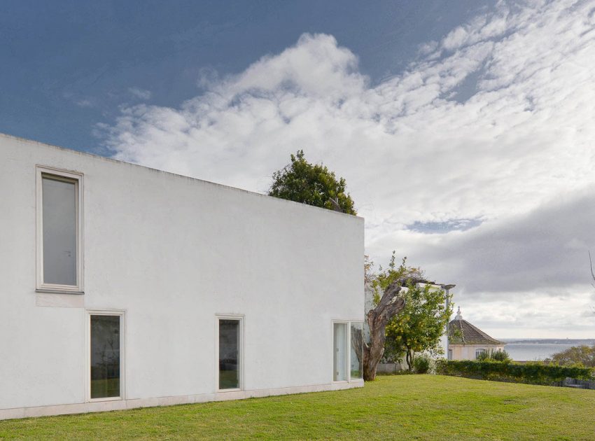 An 18th-Century Townhouse Transformed into a Charming Home in Lisbon, Portugal by Aires Mateus (5)