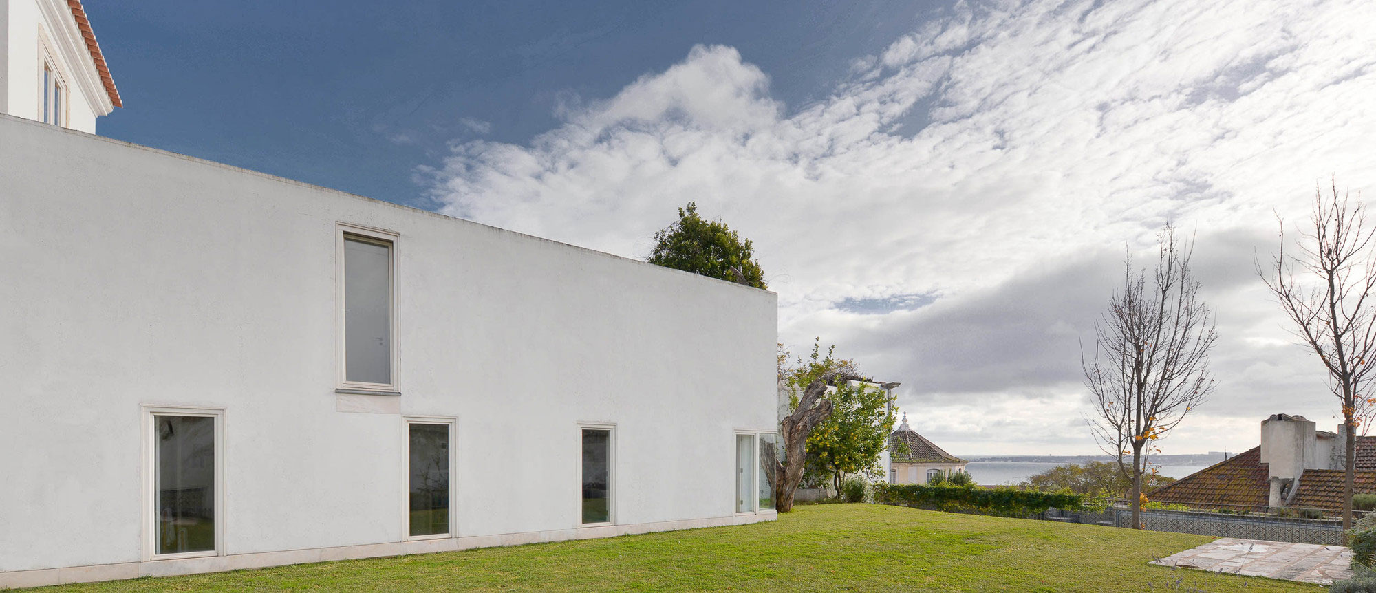 An 18th-Century Townhouse Transformed into a Charming Home in Lisbon, Portugal by Aires Mateus (5)