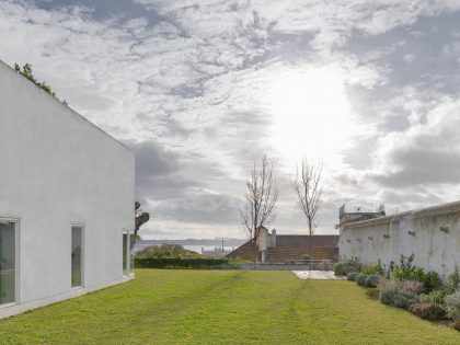 An 18th-Century Townhouse Transformed into a Charming Home in Lisbon, Portugal by Aires Mateus (6)