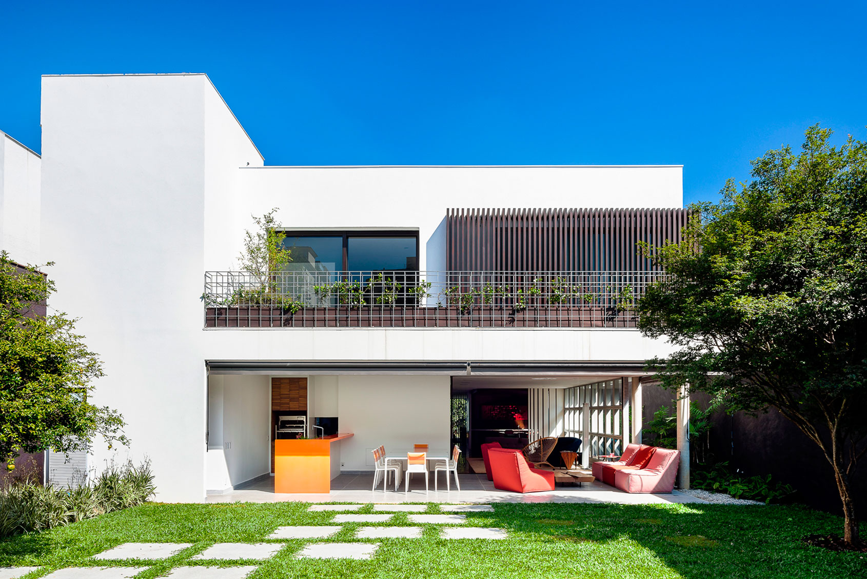 An Airy and Cheerful House with Vibrant Pops of Color in São Paulo by Pascali Semerdjian Architects (1)
