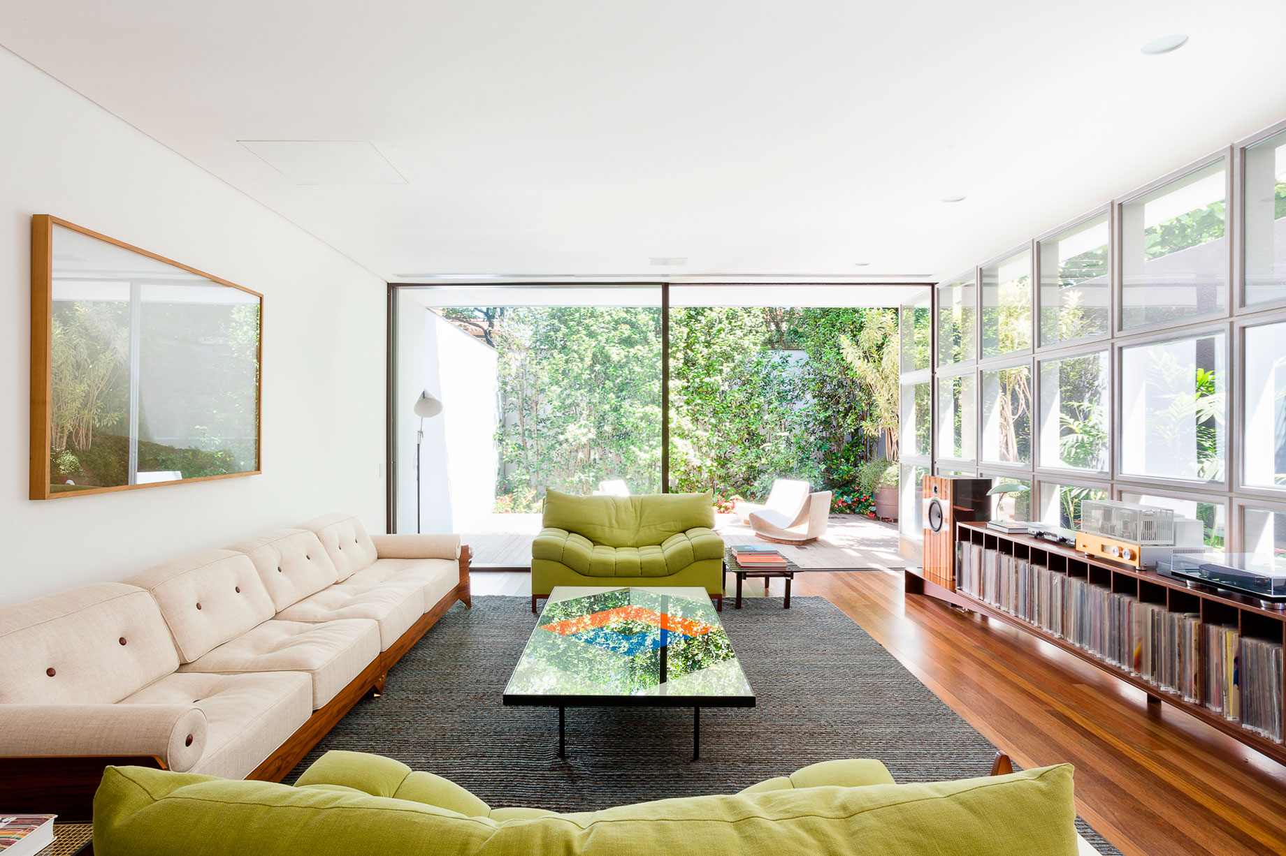 An Airy and Cheerful House with Vibrant Pops of Color in São Paulo by Pascali Semerdjian Architects (10)