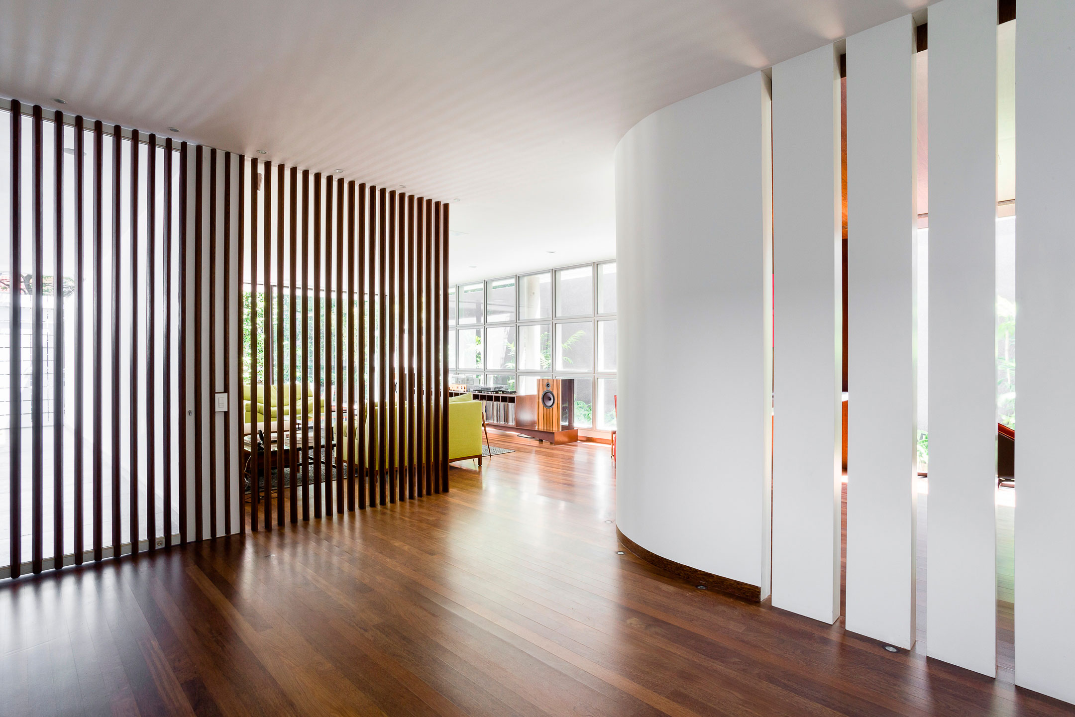 An Airy and Cheerful House with Vibrant Pops of Color in São Paulo by Pascali Semerdjian Architects (12)