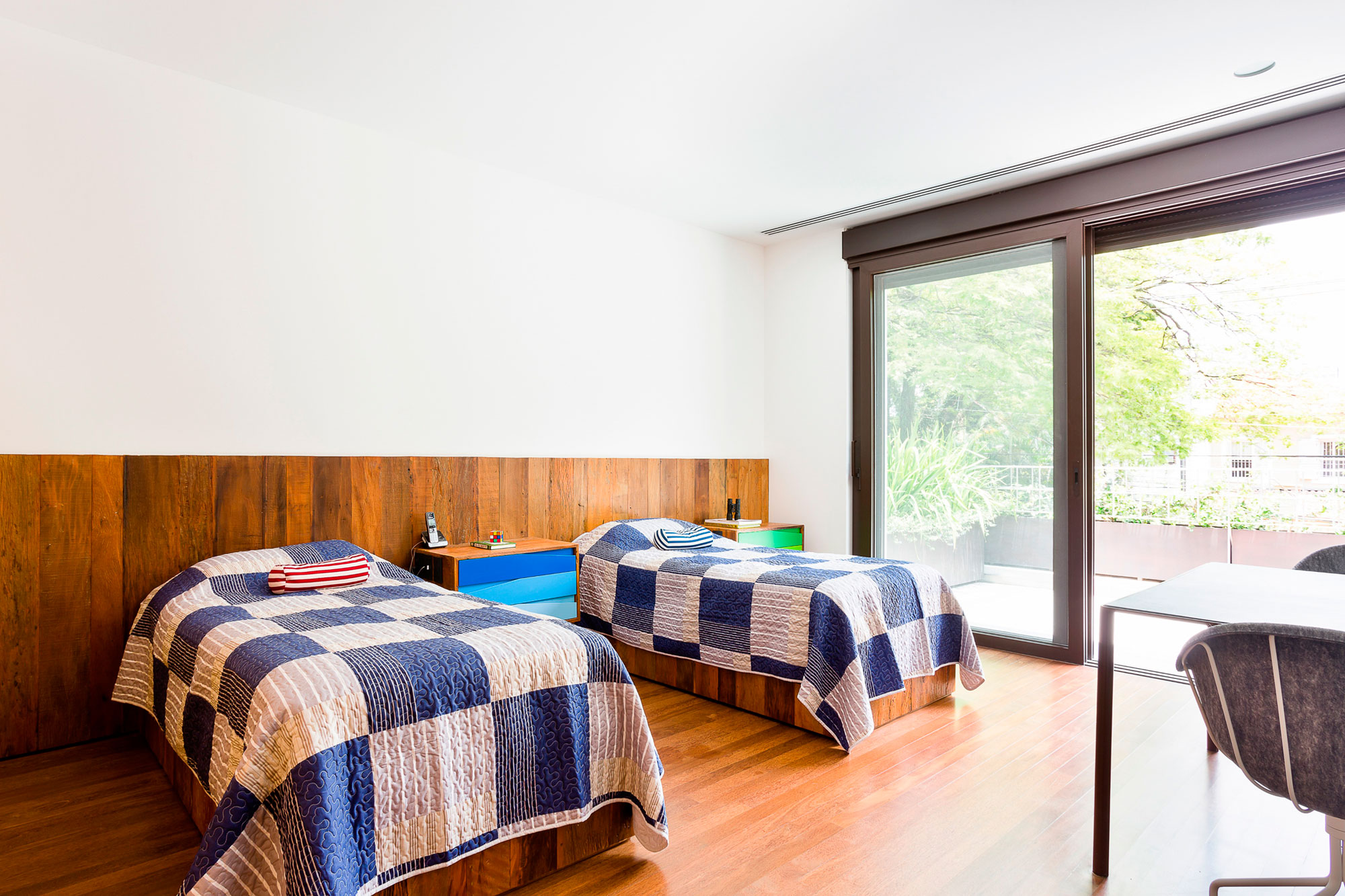 An Airy and Cheerful House with Vibrant Pops of Color in São Paulo by Pascali Semerdjian Architects (18)