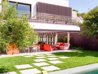 An Airy and Cheerful House with Vibrant Pops of Color in São Paulo by Pascali Semerdjian Architects (2)