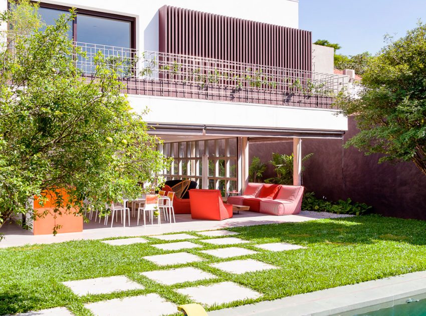 An Airy and Cheerful House with Vibrant Pops of Color in São Paulo by Pascali Semerdjian Architects (2)