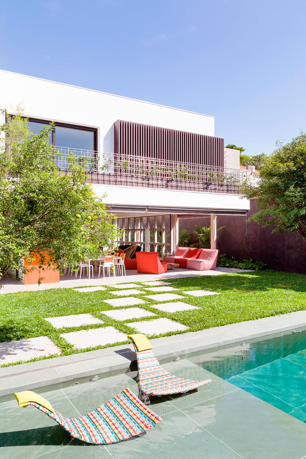 An Airy and Cheerful House with Vibrant Pops of Color in São Paulo by Pascali Semerdjian Architects (2)