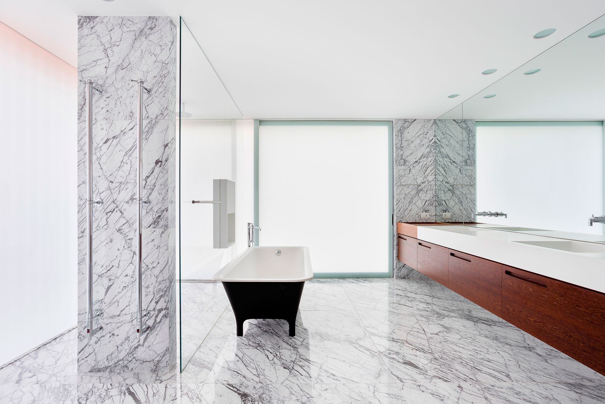 An Airy and Cheerful House with Vibrant Pops of Color in São Paulo by Pascali Semerdjian Architects (20)