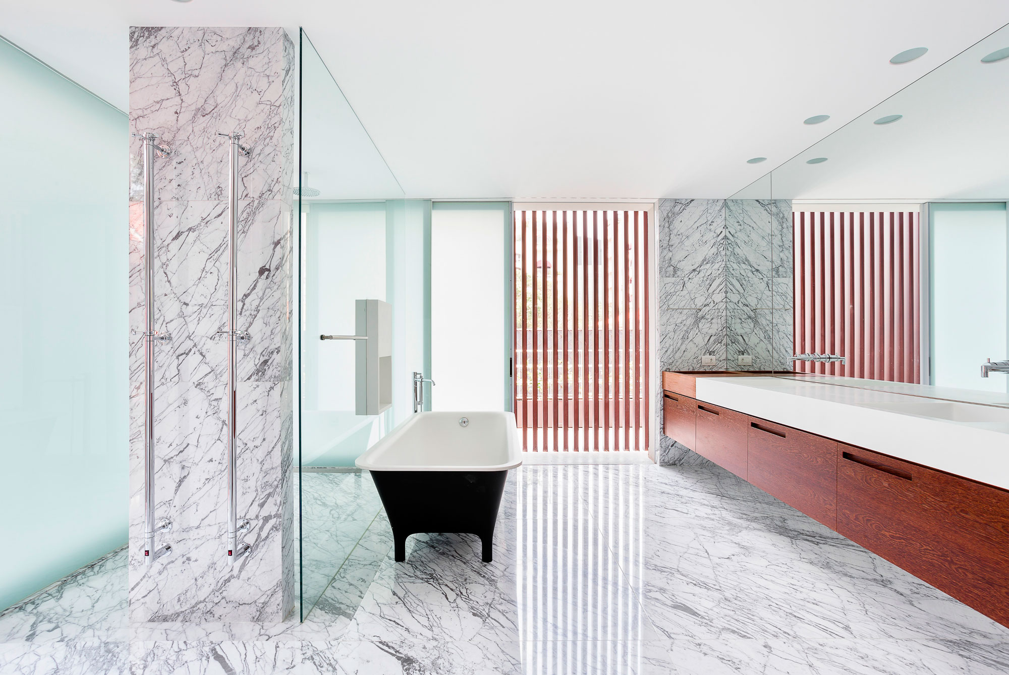 An Airy and Cheerful House with Vibrant Pops of Color in São Paulo by Pascali Semerdjian Architects (21)