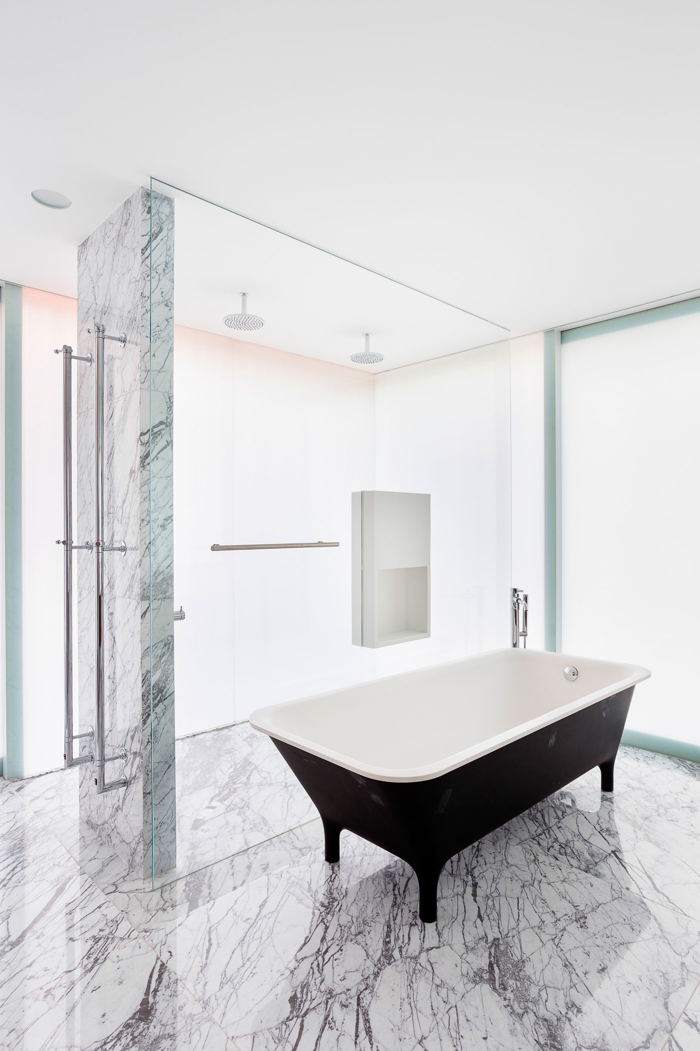 An Airy and Cheerful House with Vibrant Pops of Color in São Paulo by Pascali Semerdjian Architects (22)